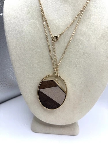 VETEMENTS Ciondolo ovale tono oro con collana lunga in legno intarsiato us intime ottimeioni