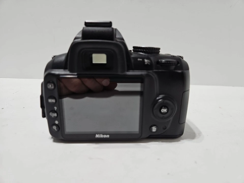 Cámara digital Nikon D3000 10,2 MP SLR partes del cuerpo solo rojo intermitente señal de batería Foto 2 de 4