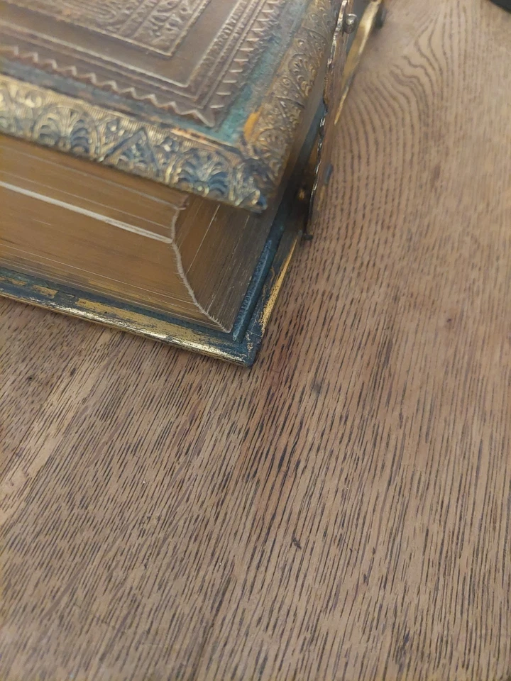 Large Antique Illustrated Family Bible: More Than 900 Engravings  Cassell  - Image 3 of 4