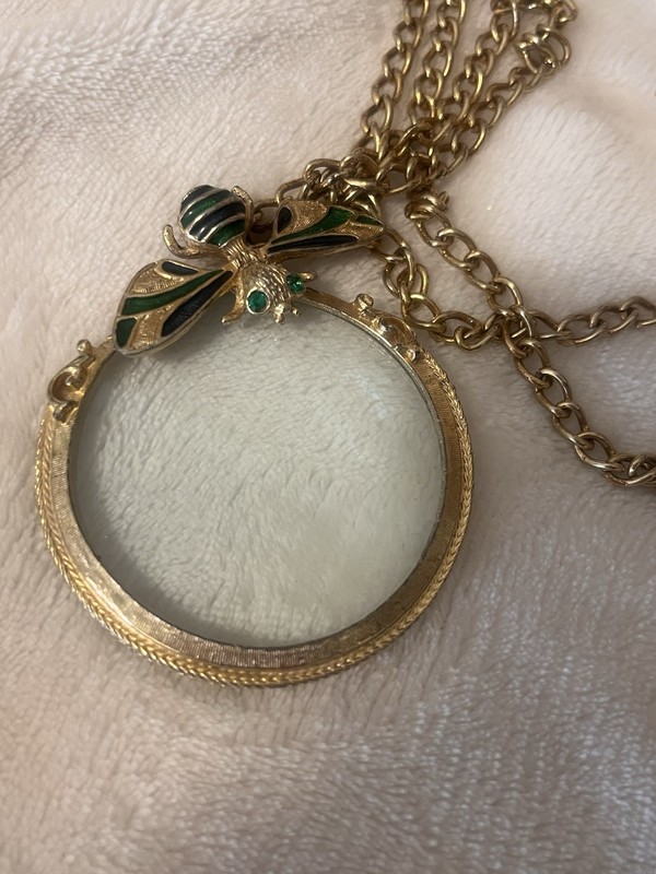 VINTAGE Florenza Magnifying Glass Necklace enamel Bee Amazing