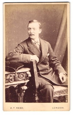 Fotografie H. T. Reed, London, Portrait modisch gekleideter Herr mit Oberlippen 