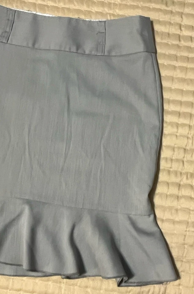 Falda Charlotte Russe para mujer talla 8 gris elástica hasta la rodilla acampanada Foto 3 de 4