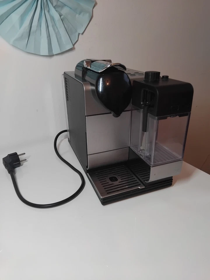 Nespresso DeLonghi Kapselmaschine Lattissima Touch, Schwarz.