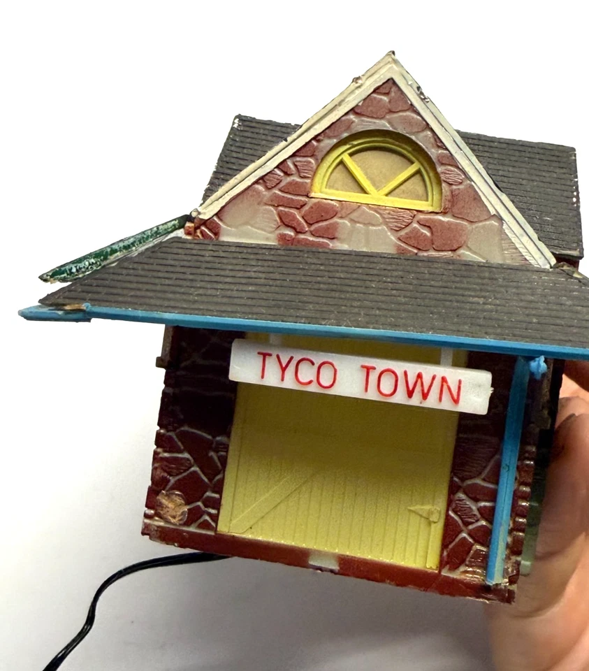 Vintage Built Lighted Tyco Ho Scale Passenger Station Model #942 - Image 3 of 4