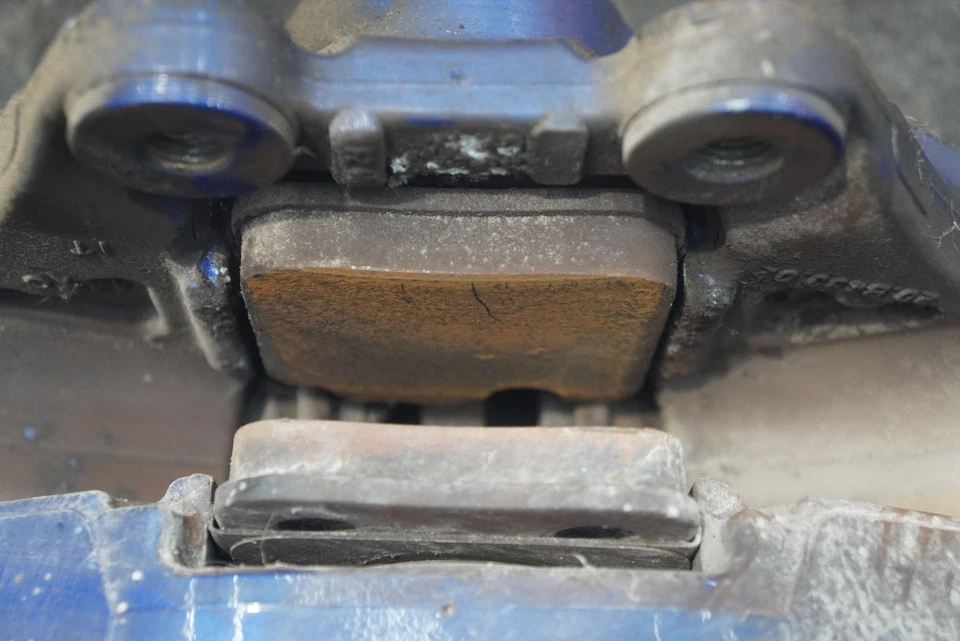 Pinza de freno trasera izquierda y soporte azul OEM 34216860737 BMW M235i M240i F22 14-21 Foto 4 de 4