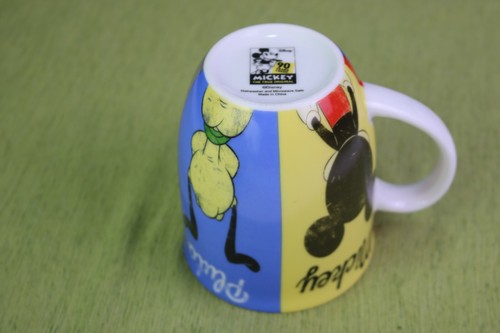 "Taza de café Disney Back of Heads Mickey Goofy Donald y Plutón ""90 años de magia" - Imagen 5 de 6