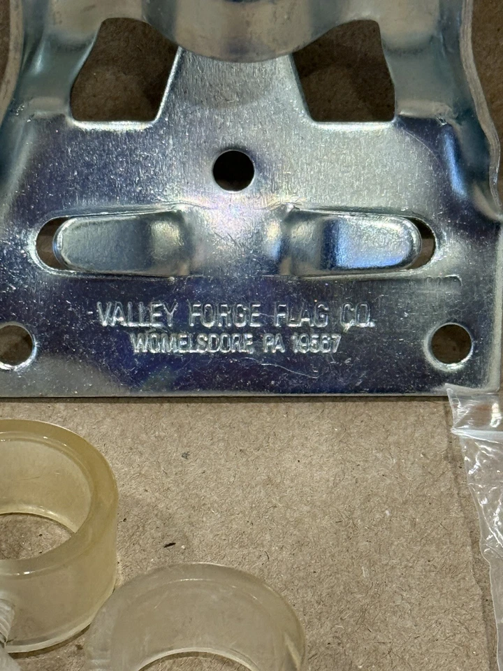 Soporte para asta de bandera Valley Forge Flag Co. - Soporte de pared de metal con herrajes Foto 2 de 4