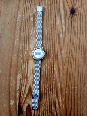 CASIO Vintage Digitaldamenuhr mit rosê  Farbendes Display
