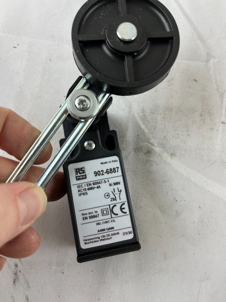 RS PRO 902-6887 Adjustable Roller Lever Limit Switch IP65 400V 10A Made ...