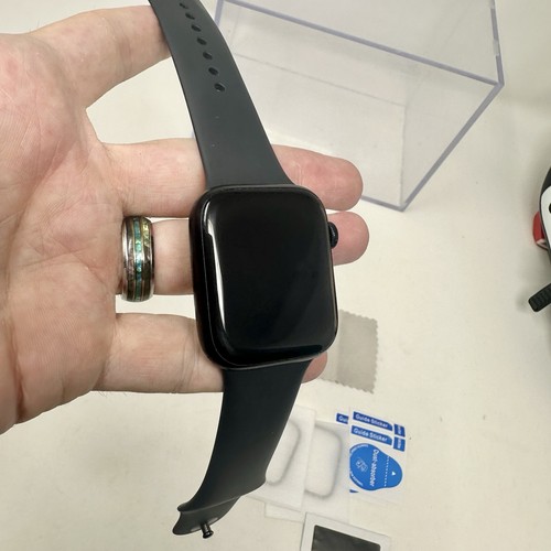 Apple Watch Series 8 45mm Midnight Aluminum Case Sport Band 32GB GPS + Cellular - Photo 4 sur 16