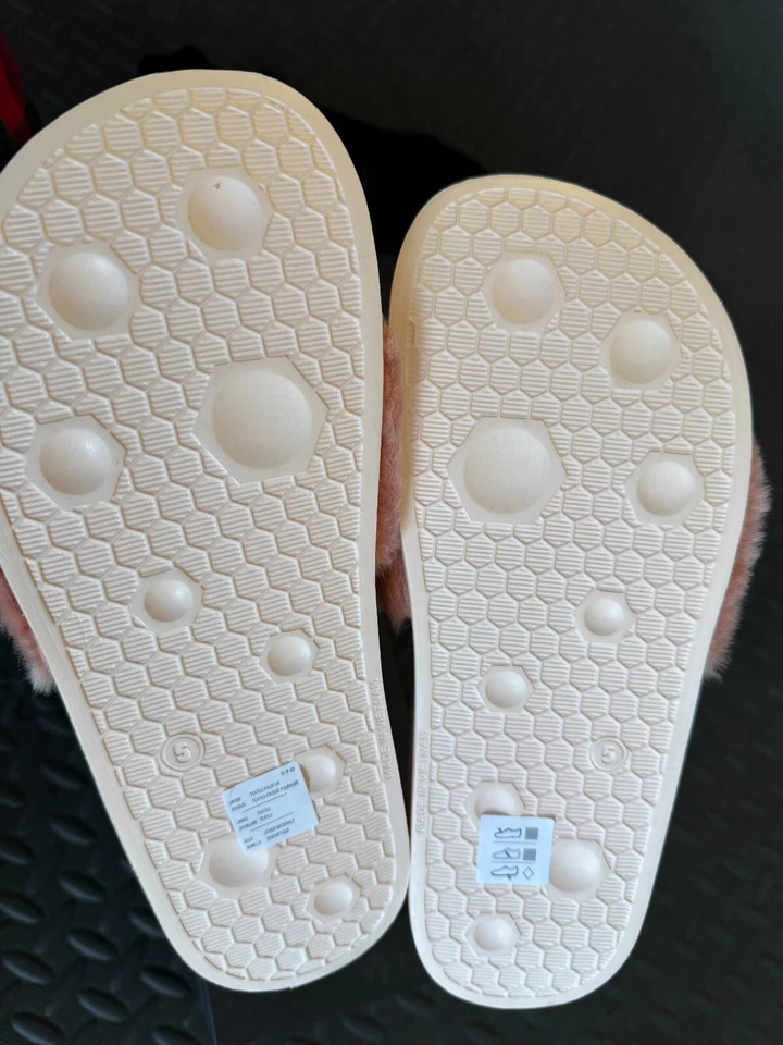 Icónico estilo Rihanna—Puma x Fenty diapositivas de piel rosa, ¡talla 7,5! Foto 3 de 4