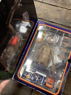 E.T. Deluxe Ultimate E.T. 40th Anniversary Featuring Light Up LED