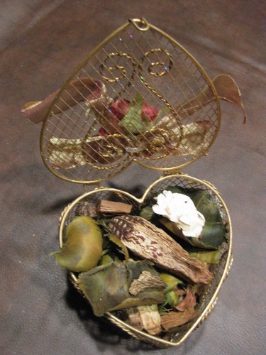 US: GOLD WIRE METAL POTPOURRI CONTAINER & POTPOURRI - EXCELLENT - Picture 4 of 5