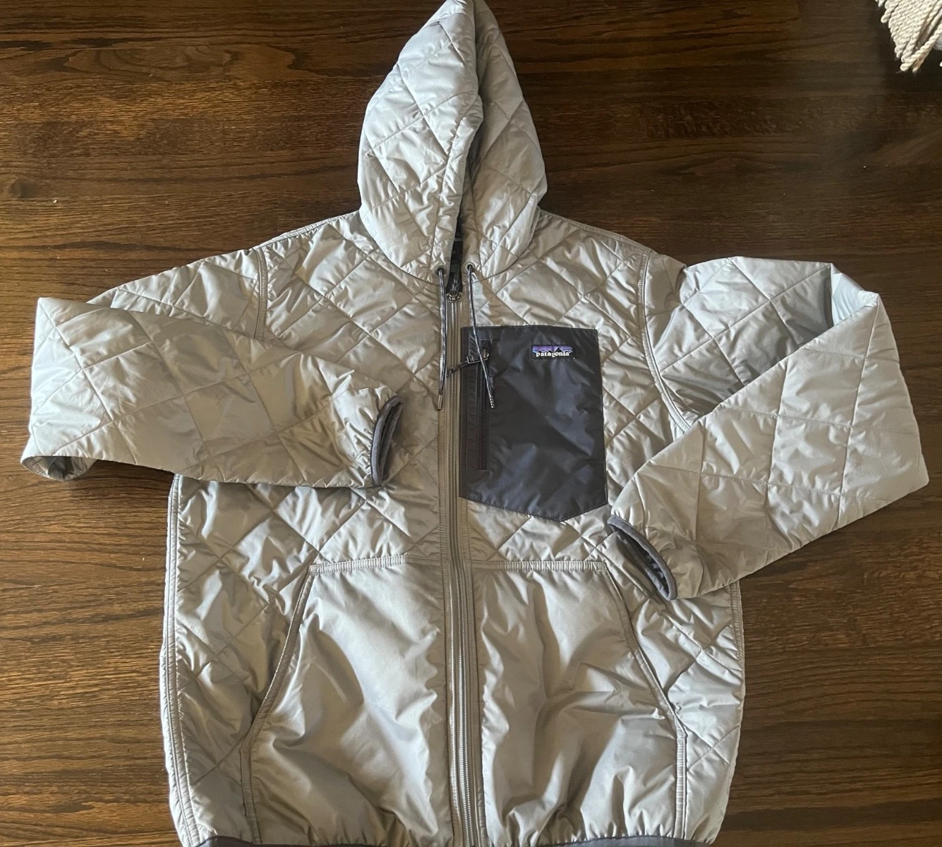 Patagonia Diamond Quilted Bomber Hoody Light Gray Size M Mens Preowned ORG$199
Opens in a new window