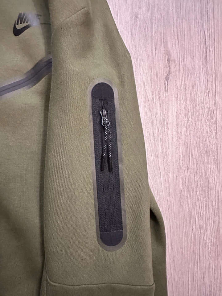 Nike Tech Fleece Oliva/Medio Oliva/Negro talla pequeña Foto 3 de 4