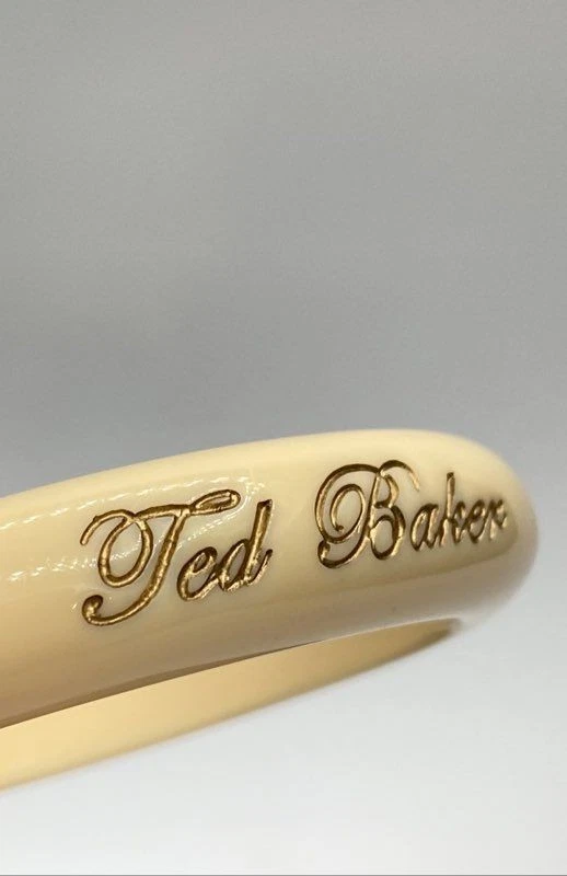 Brazalete Ted Baker Crema Acrílico "Brazo Caramelo" 26.0g Foto 3 de 4