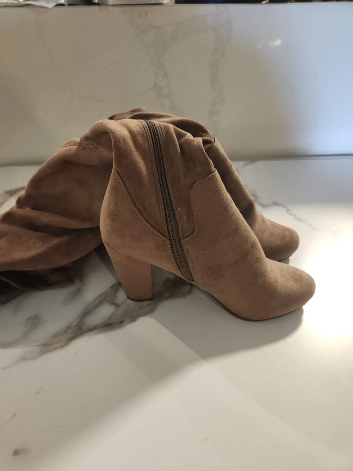 Botas hasta el muslo Breckelle’s Gina talla 6 beige topo gamuza con cordones sobre la rodilla Foto 3 de 4