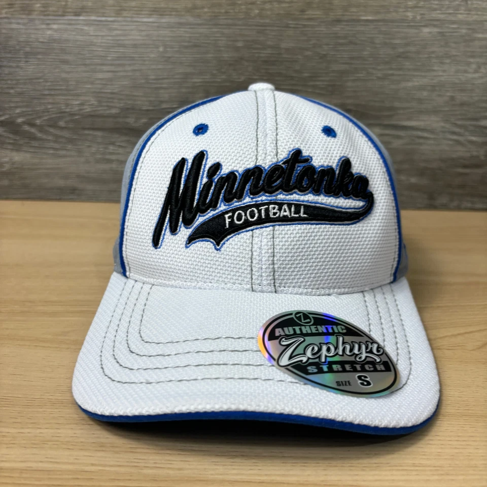 Boné de futebol Minnetokna ajustado pequeno branco Minnesota High School Skipper - Imagem 2 de 4