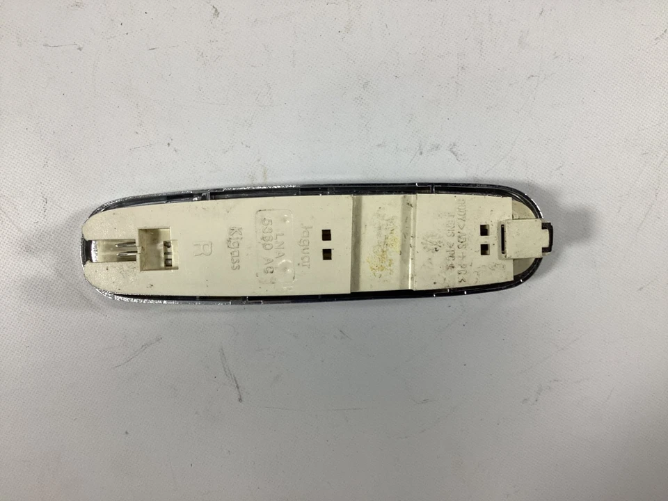 Jaguar XJ8 1998-2003 VDP asiento trasero interior domo iluminación derecha LNA5360AC OEM. Foto 3 de 4