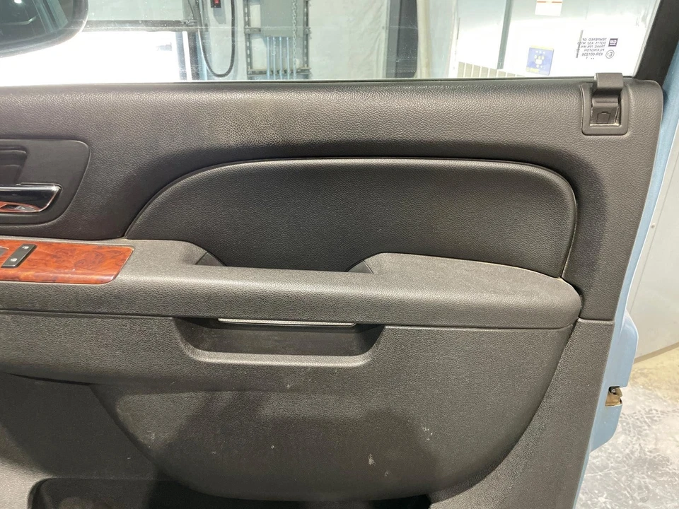 2010 - 2014 GMC Yukon XL1500 Passenger RH Right Black-19I Front Door Trim Panel - Imagem 3 de 4