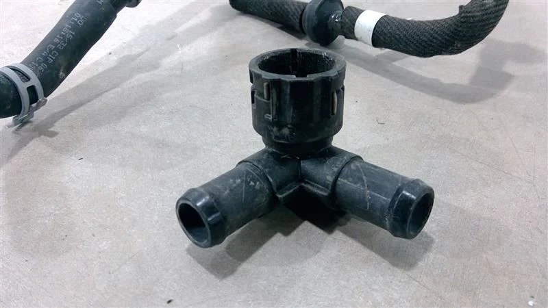 2018 - 2021 CHEVROLET TRAVERSE BRAKE BOOSTER VACUUM HOSE W/ SENSOR 84341899 - Image 2 of 4