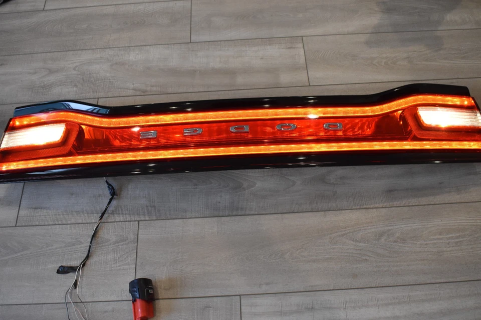 Dodge Charger 2011-2014 luz trasera central lámpara montada en el maletero LED PROBADO OEM Foto 3 de 4