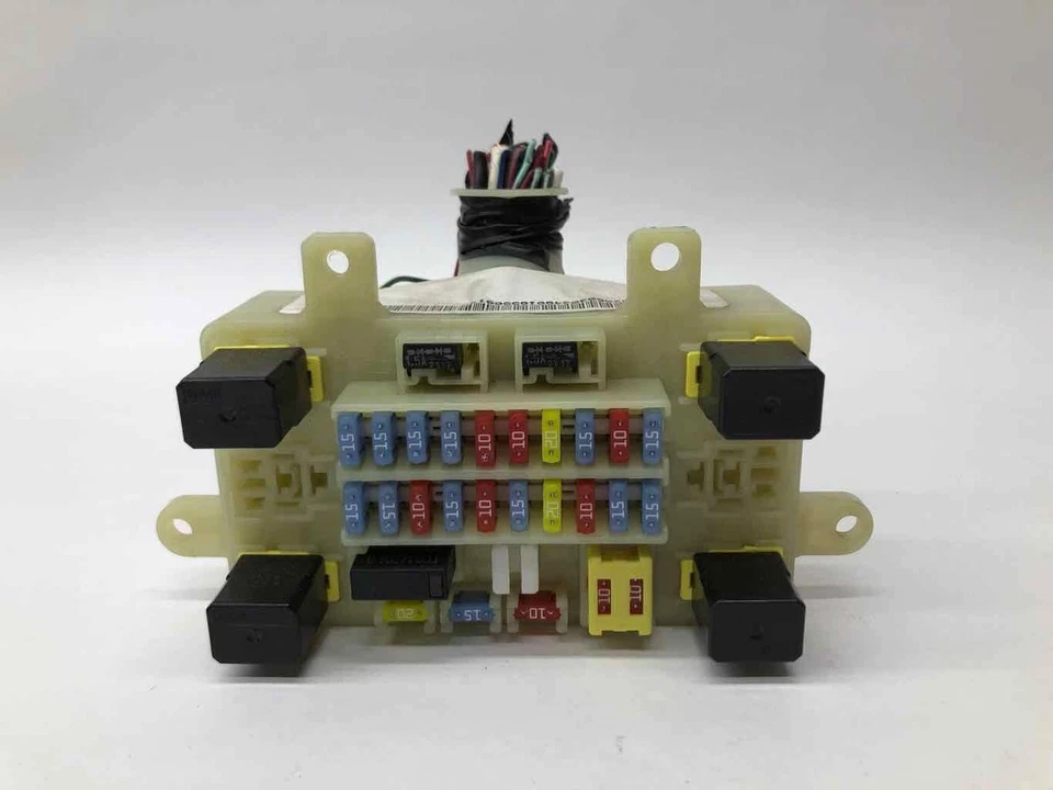 Isuzu Rodeo Sport 2003 4x4 relé de fusibles caja de conexiones compartimento del motor 8972316650 Foto 2 de 4