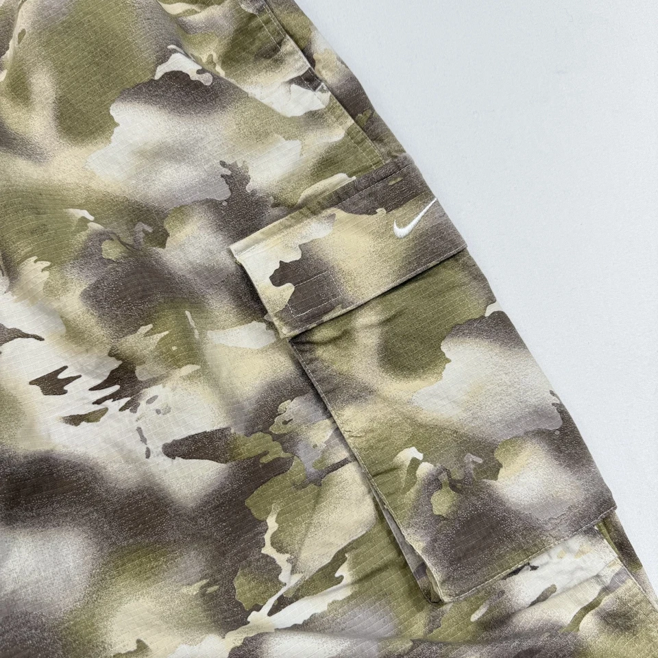 Calça Nike Cargo Feminina Tamanho G Perna Larga Camuflagem Oversized Ripstop Cordão - Imagem 4 de 4