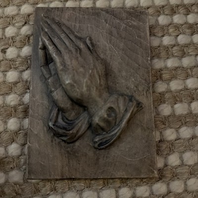 Betende Hände, Vintage handgeschnitzte betende Hände aus Holz. Plakette 13 x 9 cm