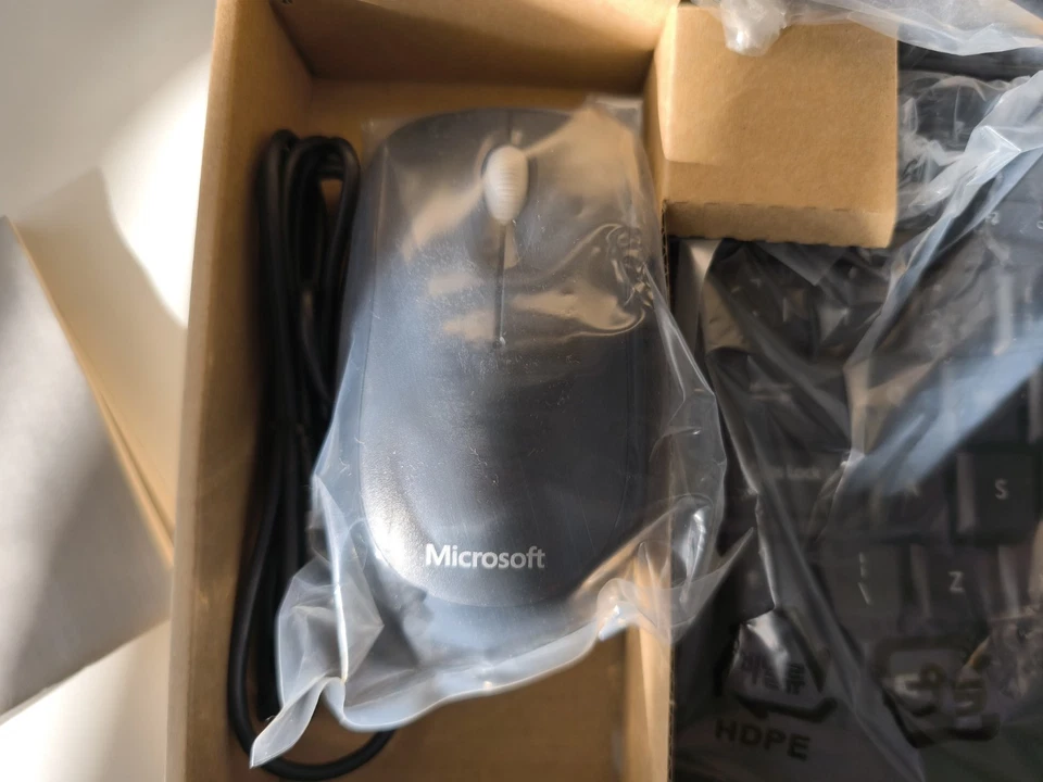 Microsoft Wired Desktop 600 Keyboard and Mouse Set, UK Layout - Black NEW SEALED - Image 4 of 4