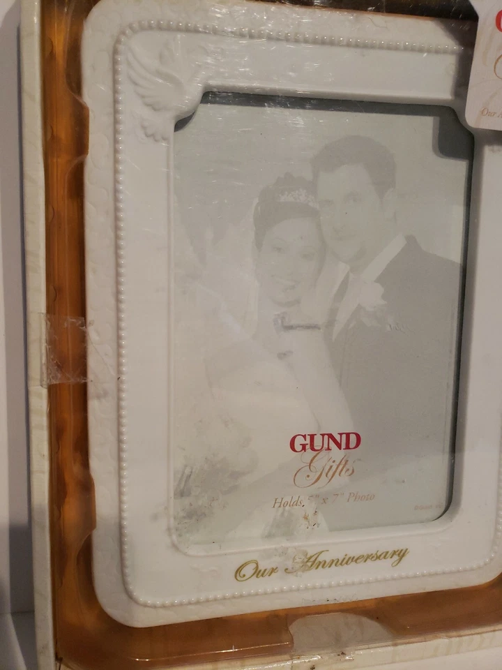 Marco de fotos de porcelana blanco de nuestro aniversario Gund 5 x 7 fotografía regalo Foto 2 de 4