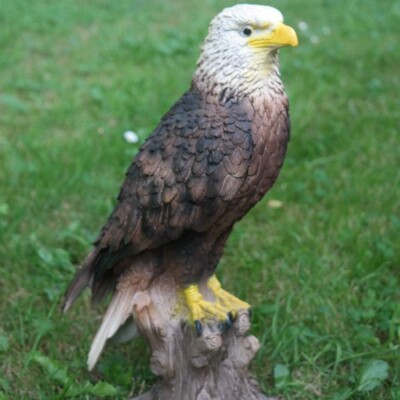 Dekofigur Adler auf Stamm Vogel Tierfigur Raubtier König Gartenfigur wetterfest