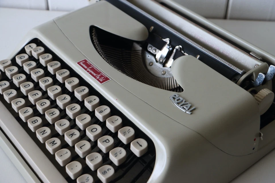 ROYAL Portable Typewriter - ROAYLITE 110 - Excellent Working Condition - Image 3 of 4