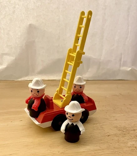 VINTAGE FISHER PRICE LITTLE PEOPLE FIRE TRUCK W/LADDER AND 3 FIREMAN