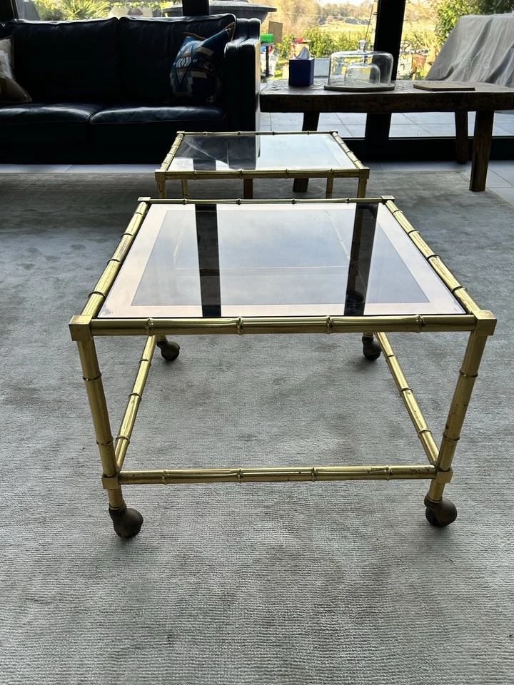 PAR DE MESAS DE BAMBU DOURADO HOLLYWOOD REGENCY COM 2 RODÍZIOS ANOS 70’s - Imagem 3 de 4