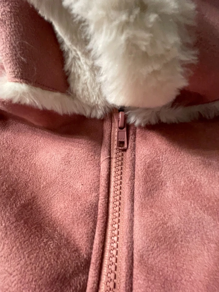 Abrigo de invierno de gamuza rosa American Widgeon para niñas con forro de piel sintética y manguito Foto 2 de 4