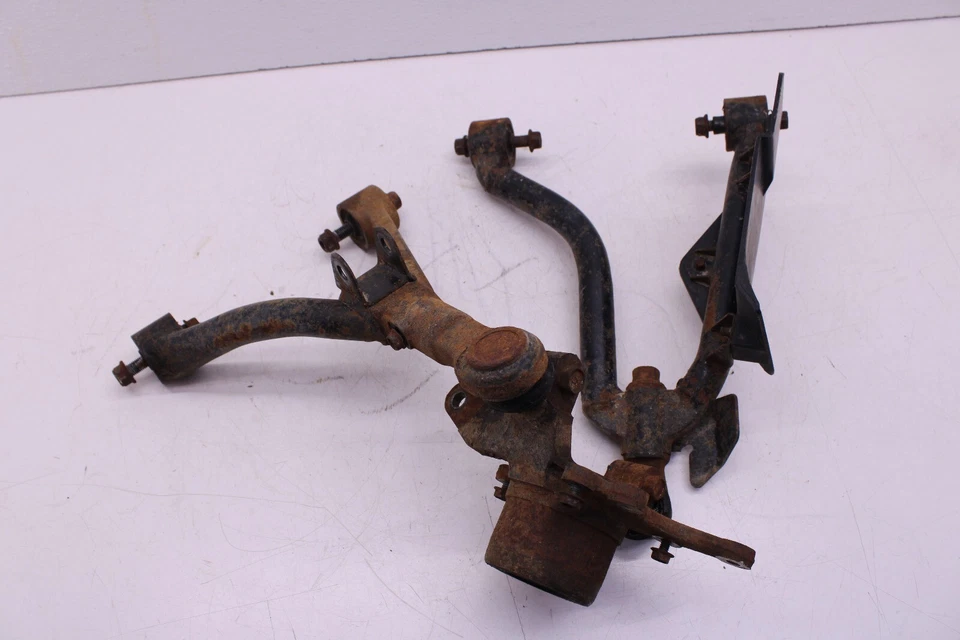 Suzuki Quadrunner 500 LTF500F 1999 delantero inferior superior derecho control brazo nudillo Foto 3 de 4