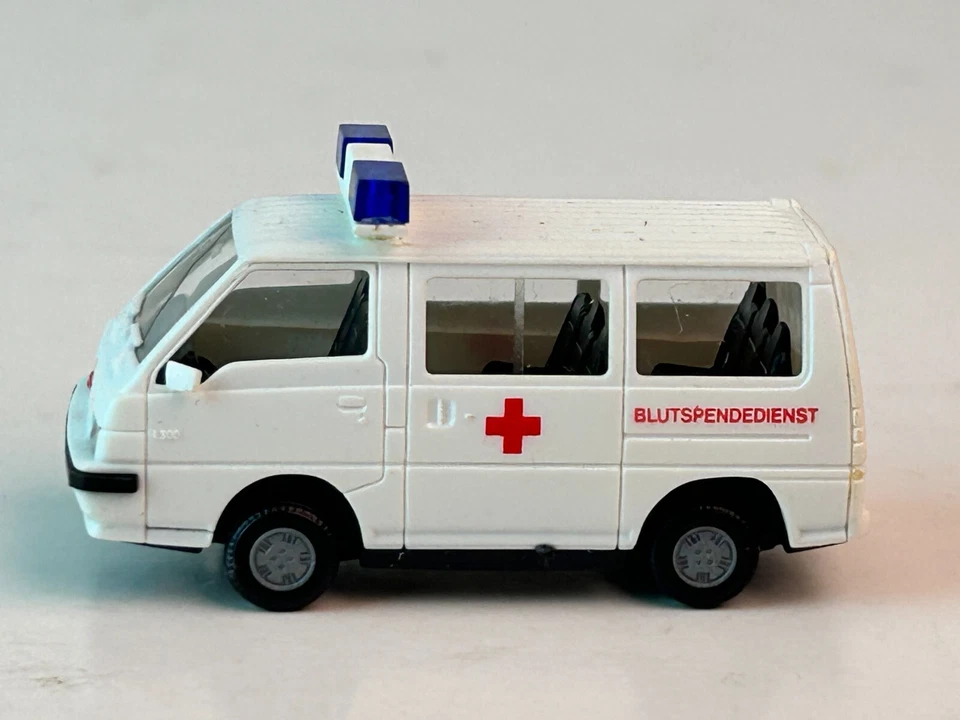 Ambulancia Mitsubishi L 300 escala 1:87 modelos Rietze Foto 2 de 4