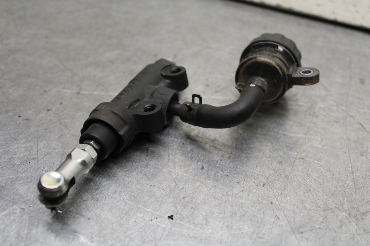 16 KAWASAKI NINJA ZX10R REAR BRAKE MASTER CYLINDER W 16 KAWASAKI NINJA ZX10R REAR BRAKE MASTER CYLINDER W