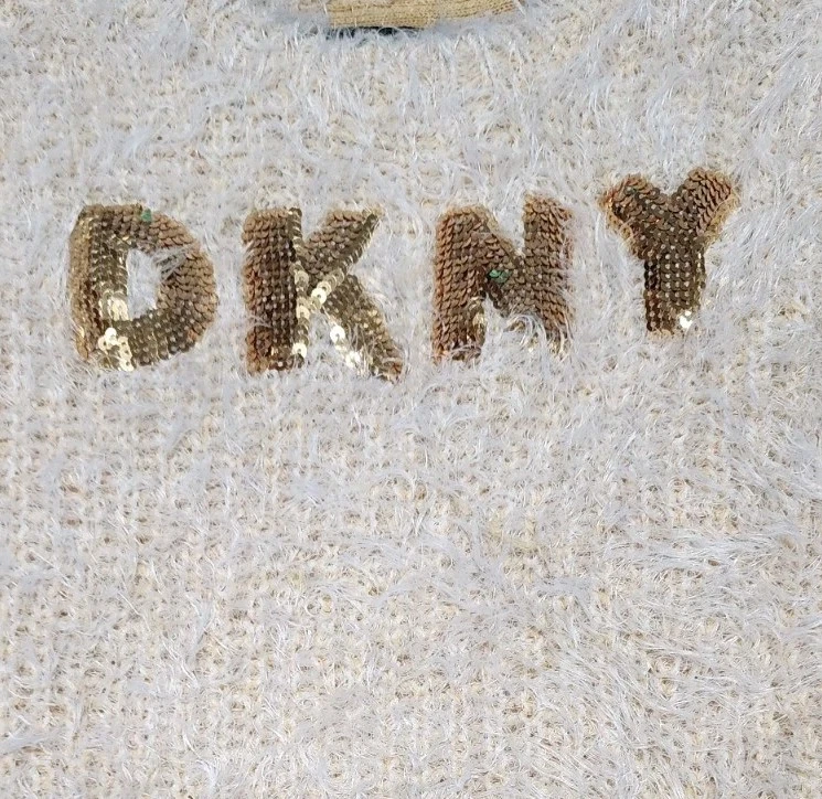 Suéter DKNY Niñas Difuso Talla Pequeña Lentejuelas Doradas Letras Hilo Dorado Foto 4 de 4