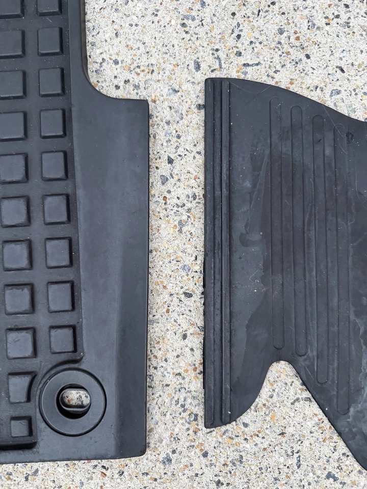 Juego de alfombrillas de goma Land Rover LR4 OEM - 8 piezas protección contra todo tipo de clima (usadas) Foto 3 de 4