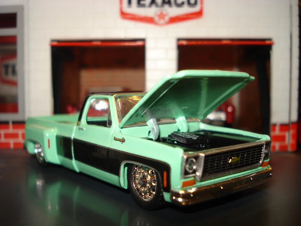 1973 CHEVROLET SILVERADO PICKUP TRUCK LIMITED EDITION EDITION 1/64 GREEN DUALLY - Image 2 of 4
