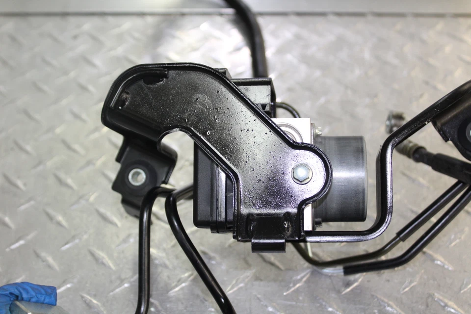 2016 铃木 GSXS1000 ABS PUMP UNIT 模块 55610-04K00 — 第 2/4 张图片