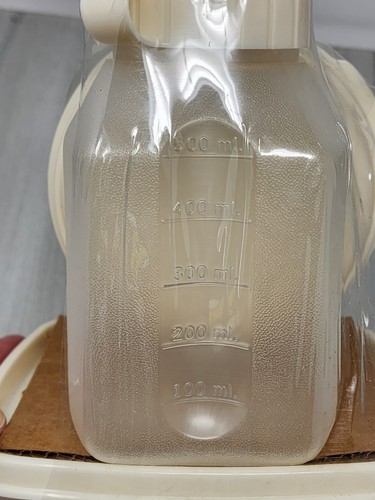 VTG 3 Piece Rubbermaid Servin Saver Set Almond Round 14 oz, 16 oz Juice, 2 cup - Picture 4 of 5