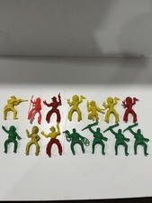 14 Vintage Plastic Cowboys  Indians Figures