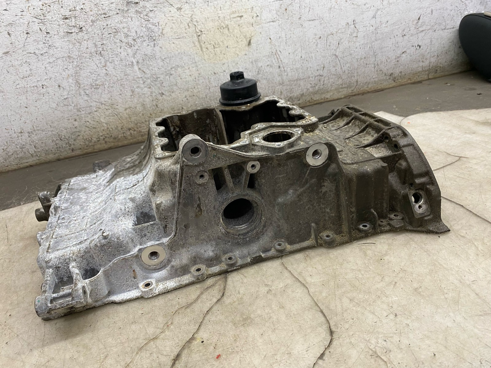 2020-2025 ASTON MARTIN DBX OEM 4.0L UPPER ENGINE OIL PAN 1770108904