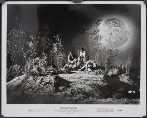 Dr Who Et Daleks 1966 Orig. 8X10 Noir & Blanc Film Still WD-15 Cushing