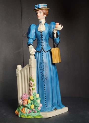 Avon 2009 President’s Club Mrs. Albee Award Collectible Porcelain Figurine