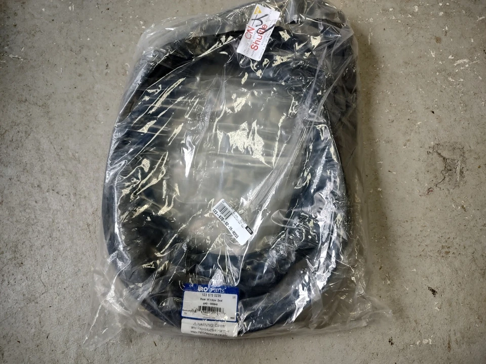 URO Parts 1236700239 Sello Ventana Trasera Para 77-85 Mercedes-Benz 230 240D 280E 300D Foto 2 de 3