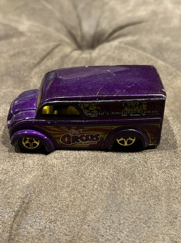 1997 HOT WHEELS DAIRY DELIVERY CIRCUS ON WHEELS SMALLEST CLOWNS PURPLE 3" VAN - Picture 3 of 5